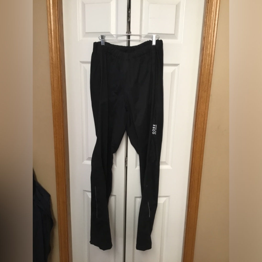 Men’s cycling active pants.
